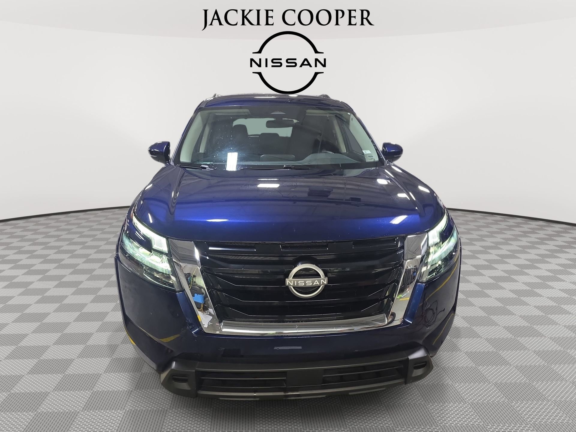 Used 2025 Nissan Pathfinder SV FWD image 2