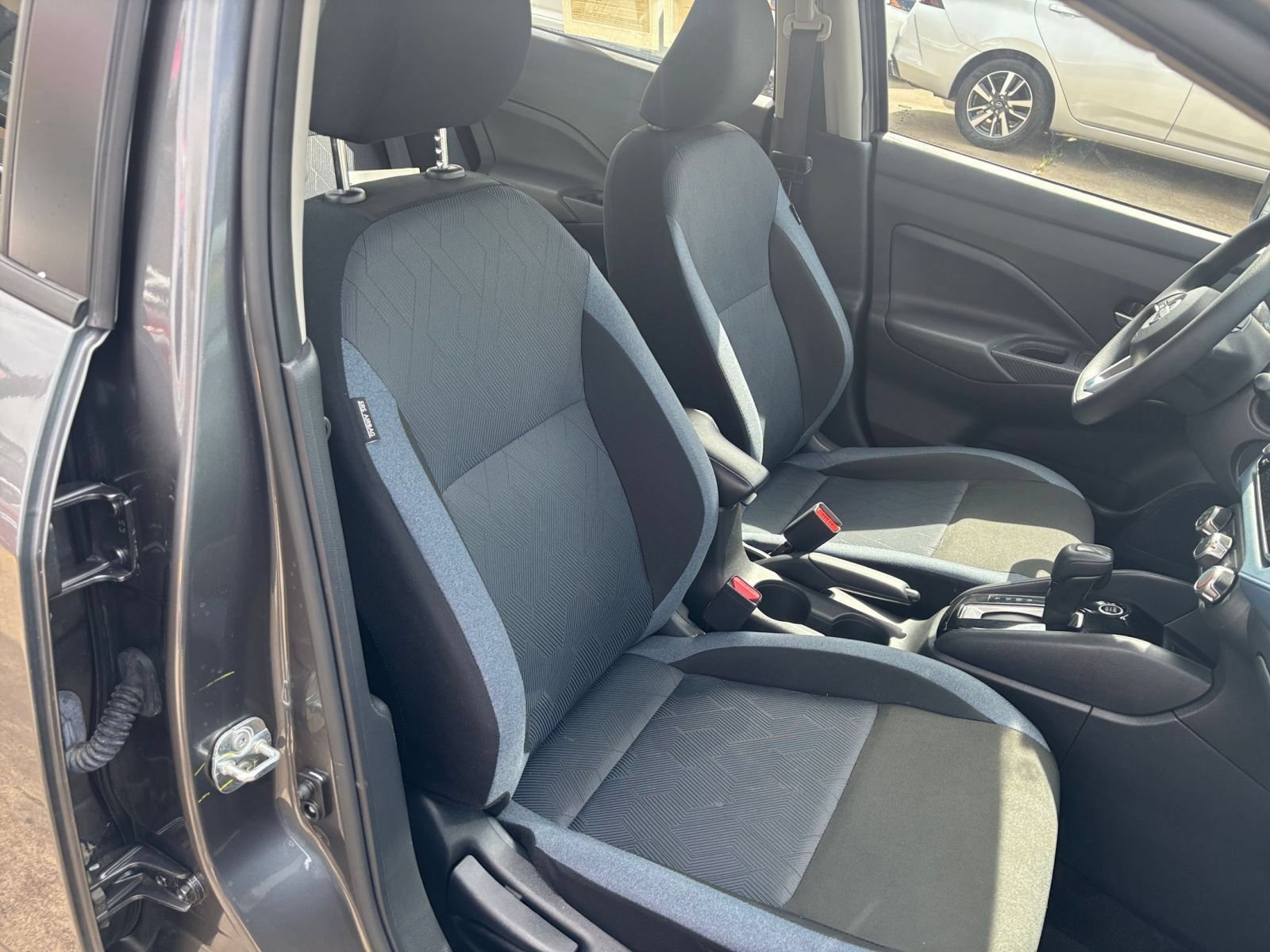 Used 2025 Nissan Versa SV FWD image 33
