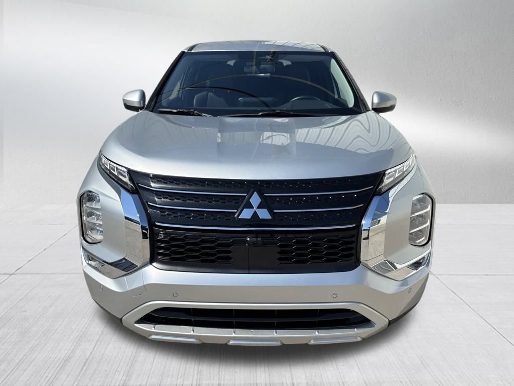 Used 2024 Mitsubishi Outlander SE image 2
