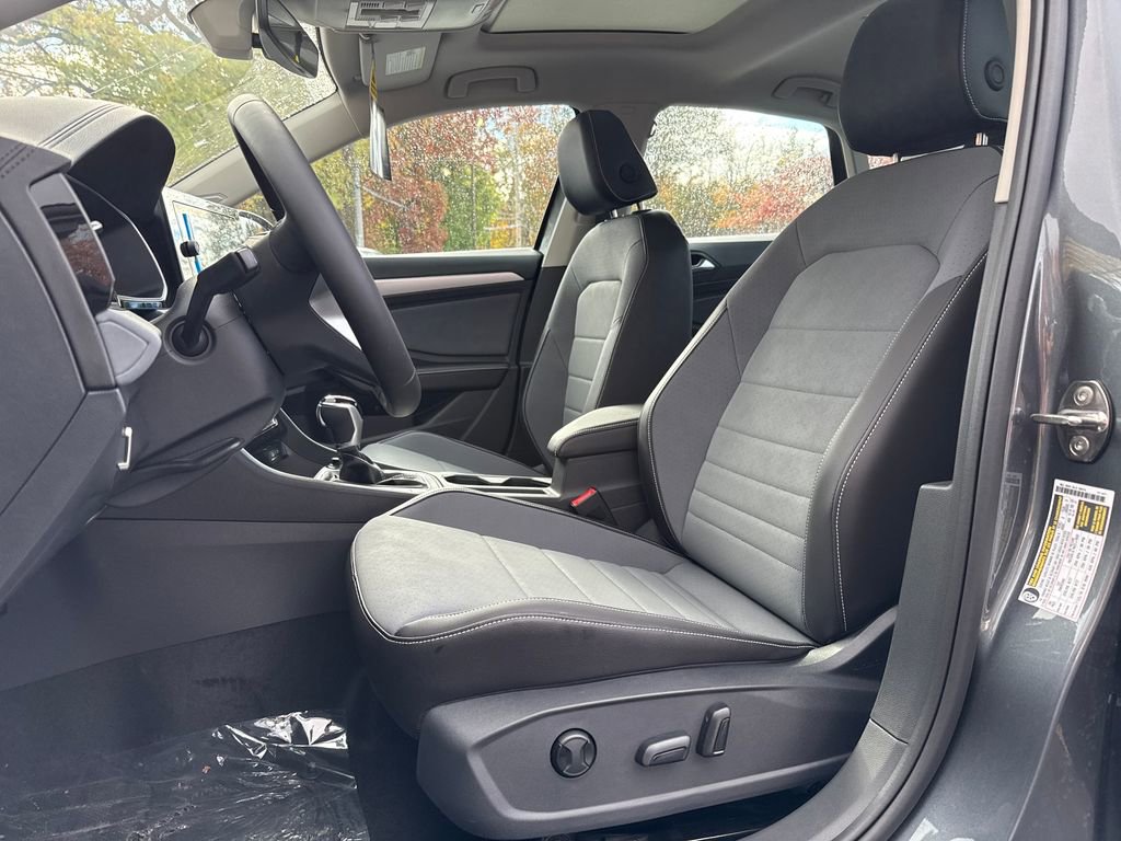 New 2025 Volkswagen Jetta SE image 3