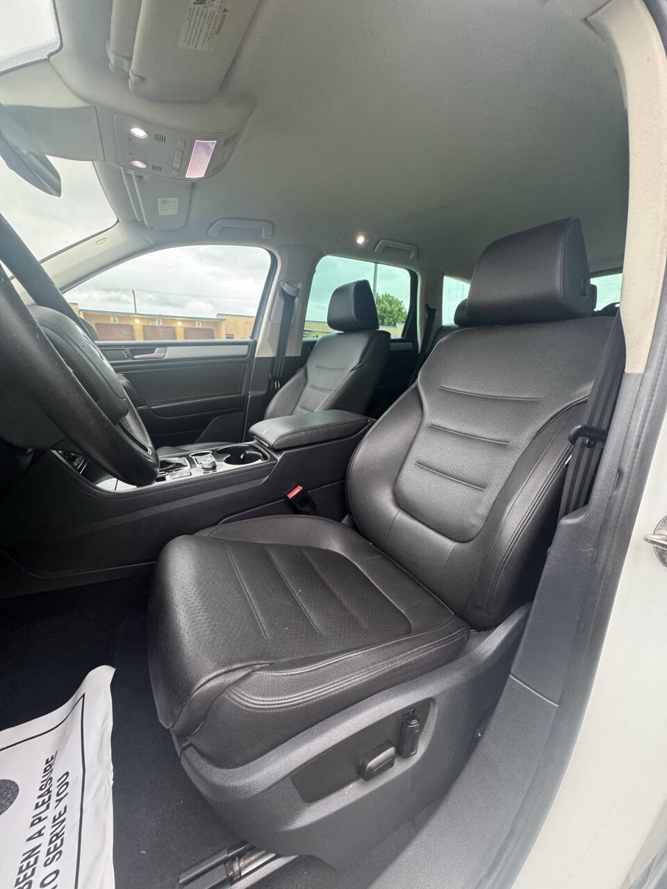 Used 2017 Volkswagen Touareg Sport image 11