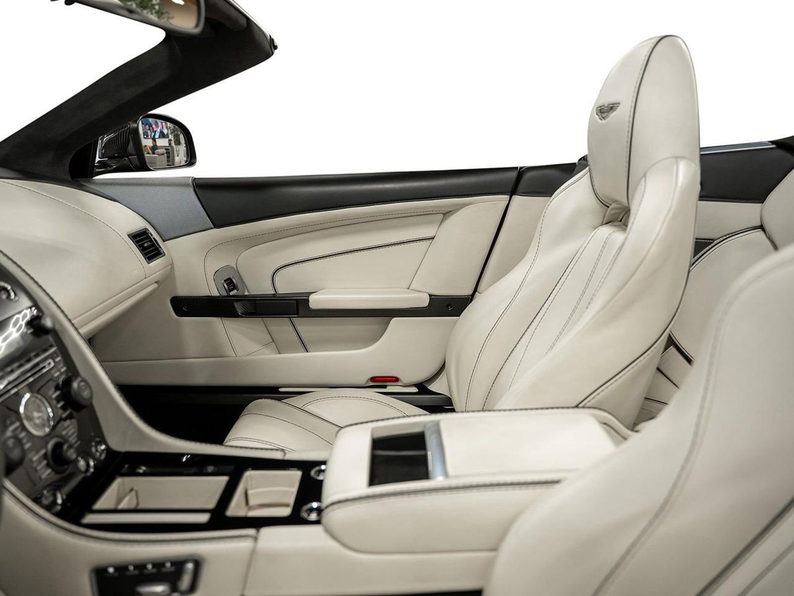 Used 2015 Aston Martin DB9 Volante image 39