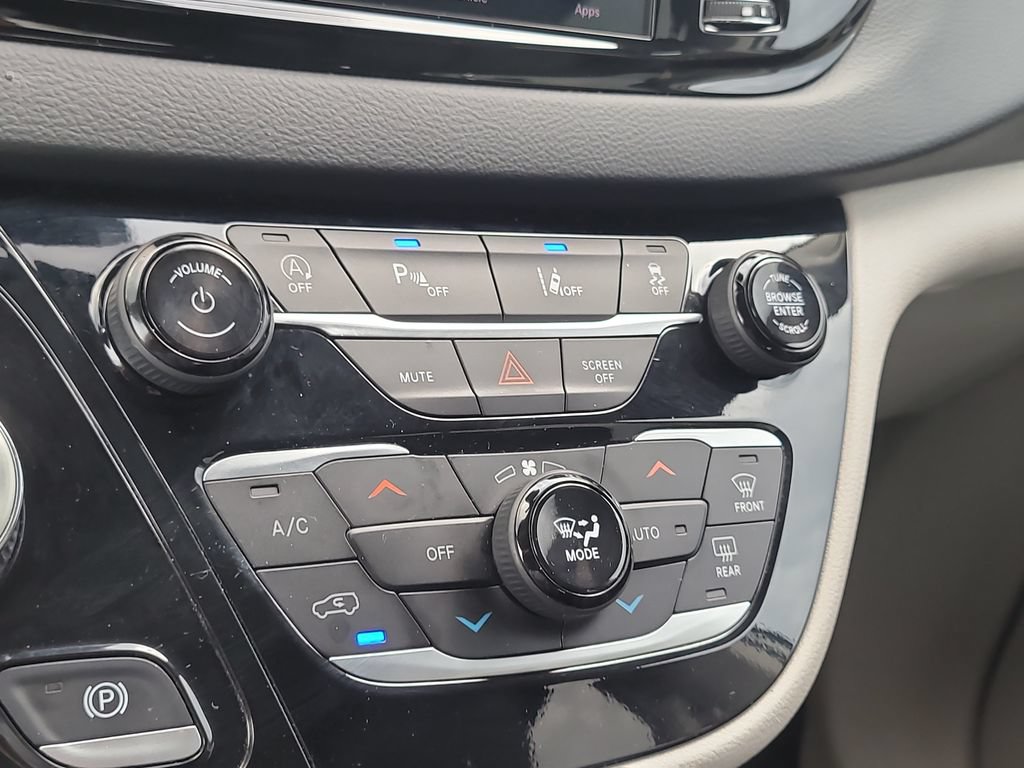 Used 2024 Chrysler Pacifica Touring-L FWD image 26