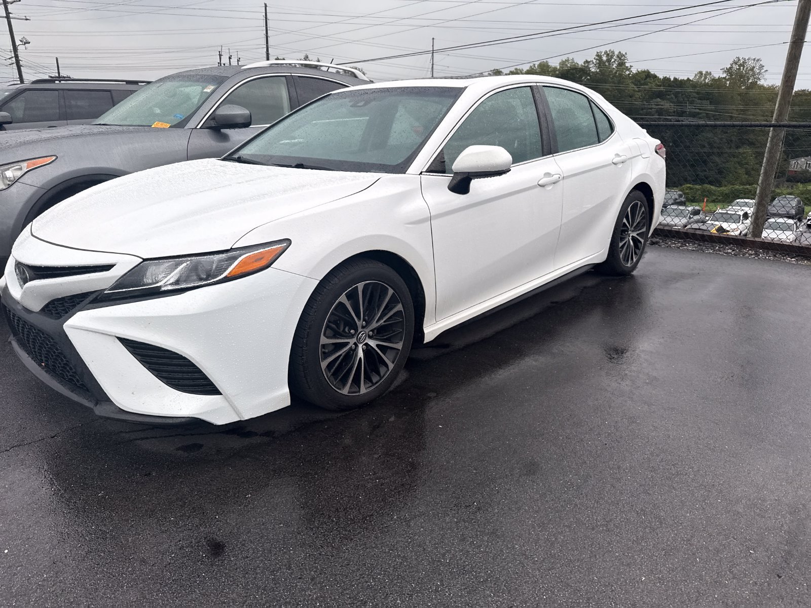Used 2018 Toyota Camry SE w/ Moonroof Package FWD image 2
