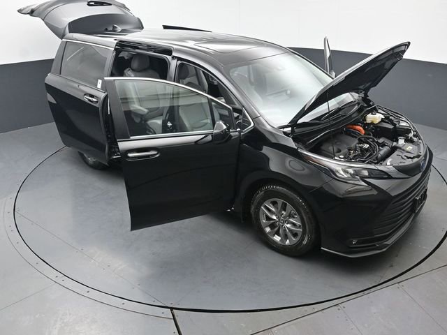 Used 2025 Toyota Sienna XLE image 58