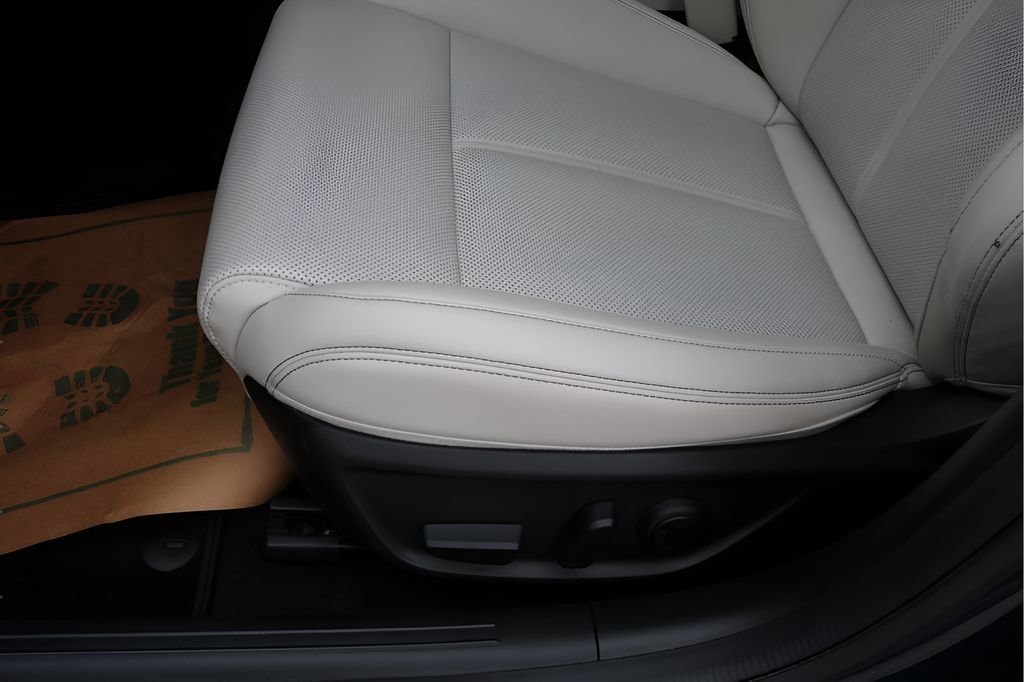 Used 2025 Genesis G70 2.5T AWD/4WD image 13