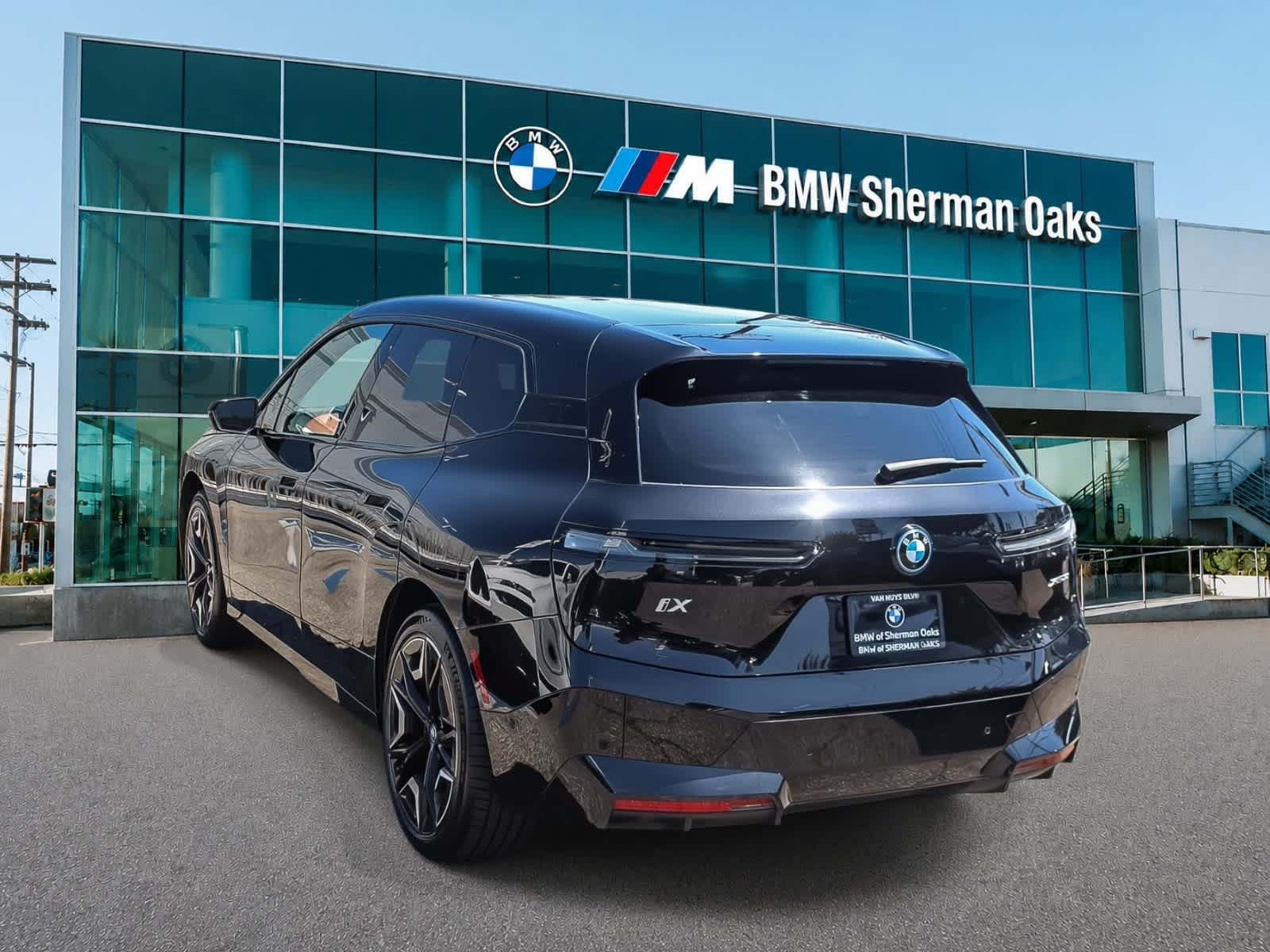 Used 2024 BMW iX xDrive50 w/ Premium Package AWD/4WD image 6