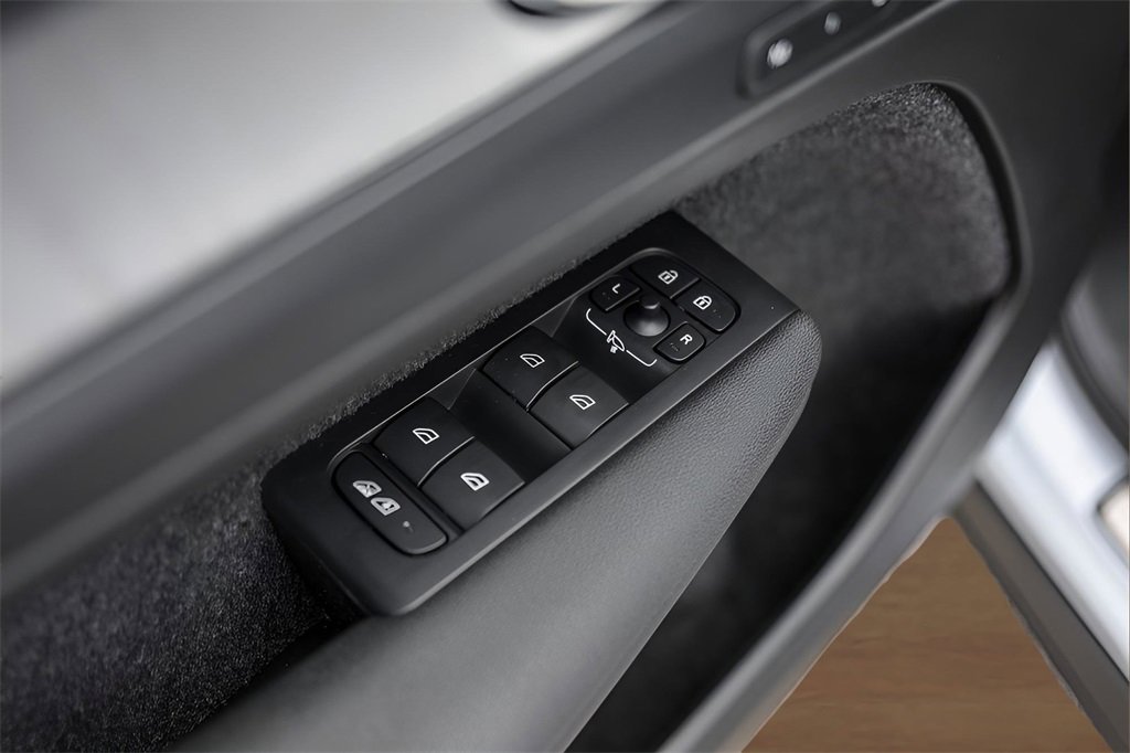 Used 2024 Volvo XC40 B5 Ultimate w/ Protection Package Premier image 25