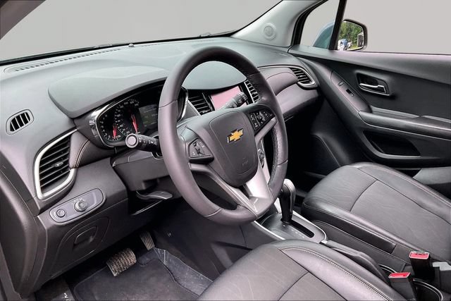 Used 2022 Chevrolet Trax LT w/ LT Convenience Package FWD image 12