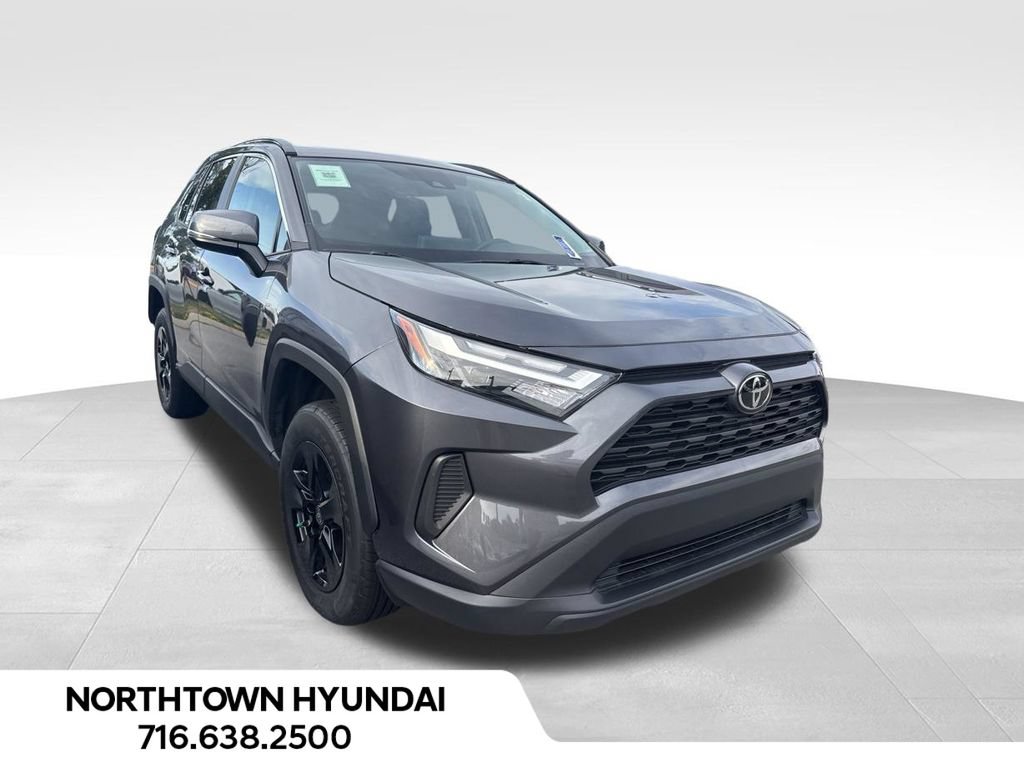 Used 2025 Toyota RAV4 XLE AWD/4WD image 2
