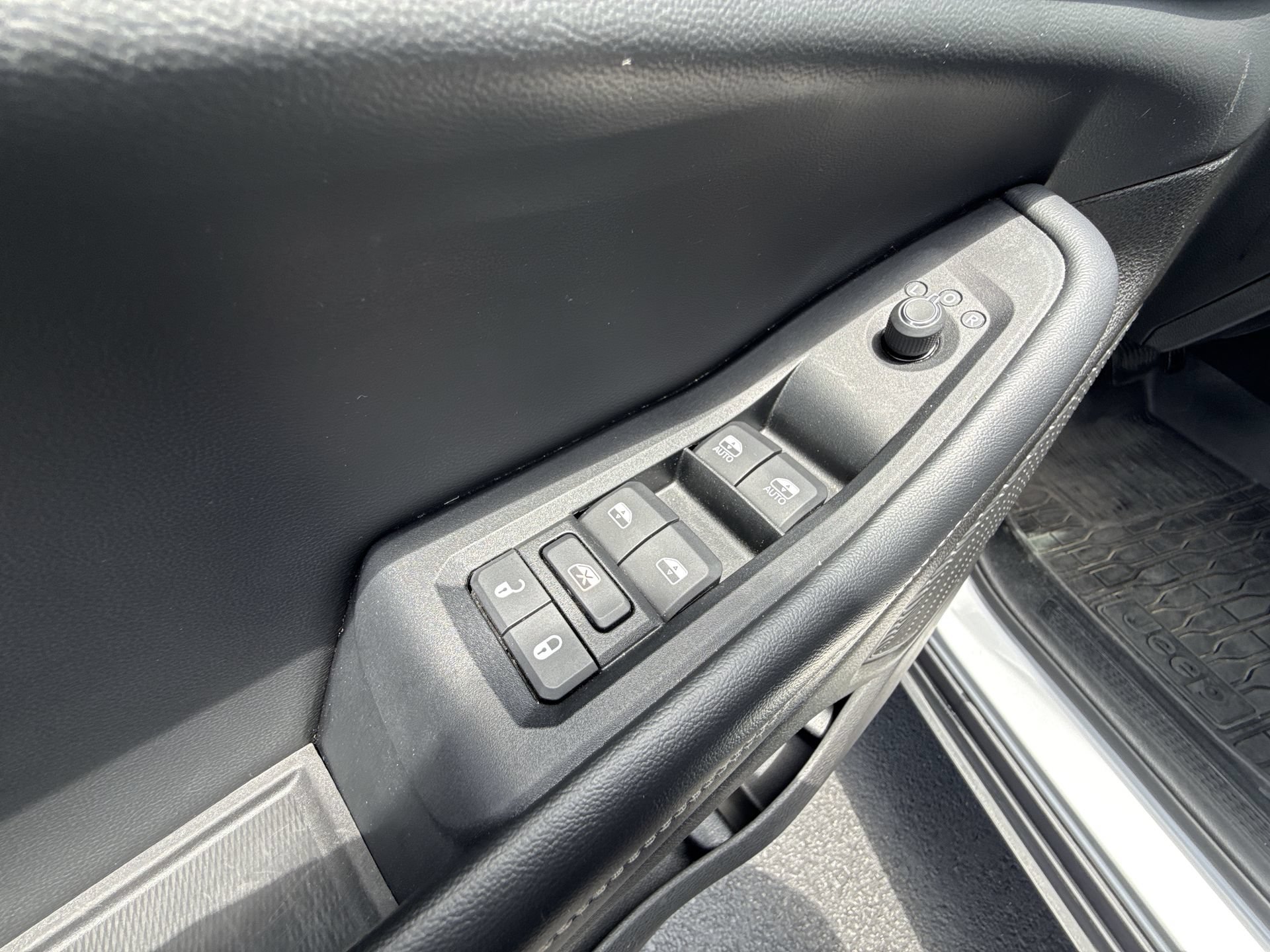 Used 2023 Jeep Grand Cherokee L Laredo AWD/4WD image 13