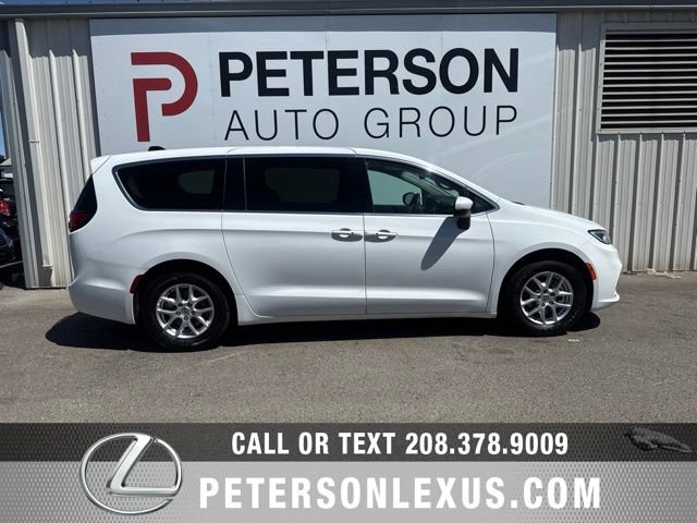 Used 2023 Chrysler Pacifica Touring-L FWD image 3
