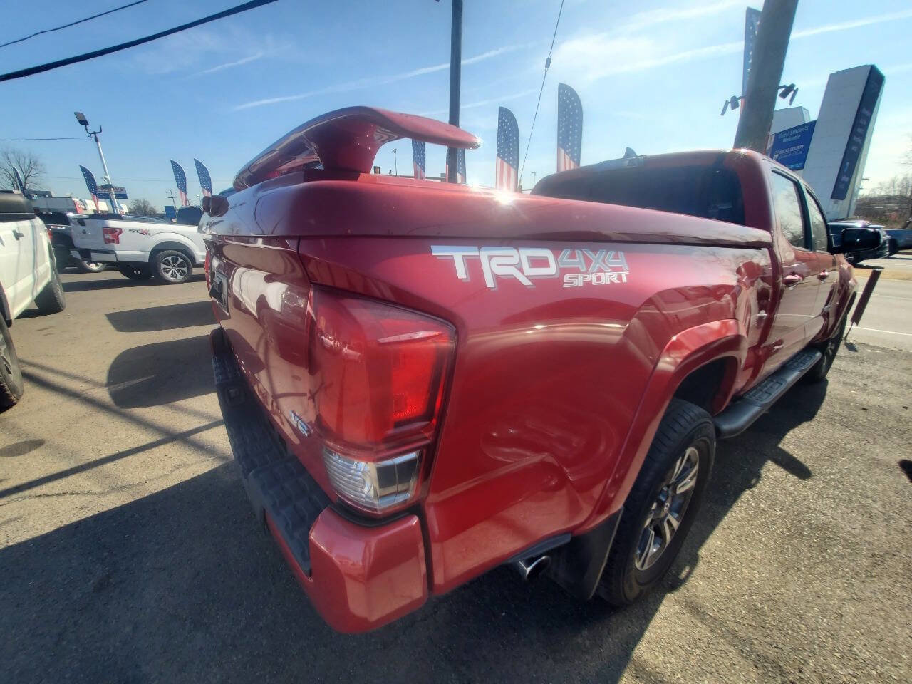 Used 2017 Toyota Tacoma TRD Sport w/ Exterior Package image 4