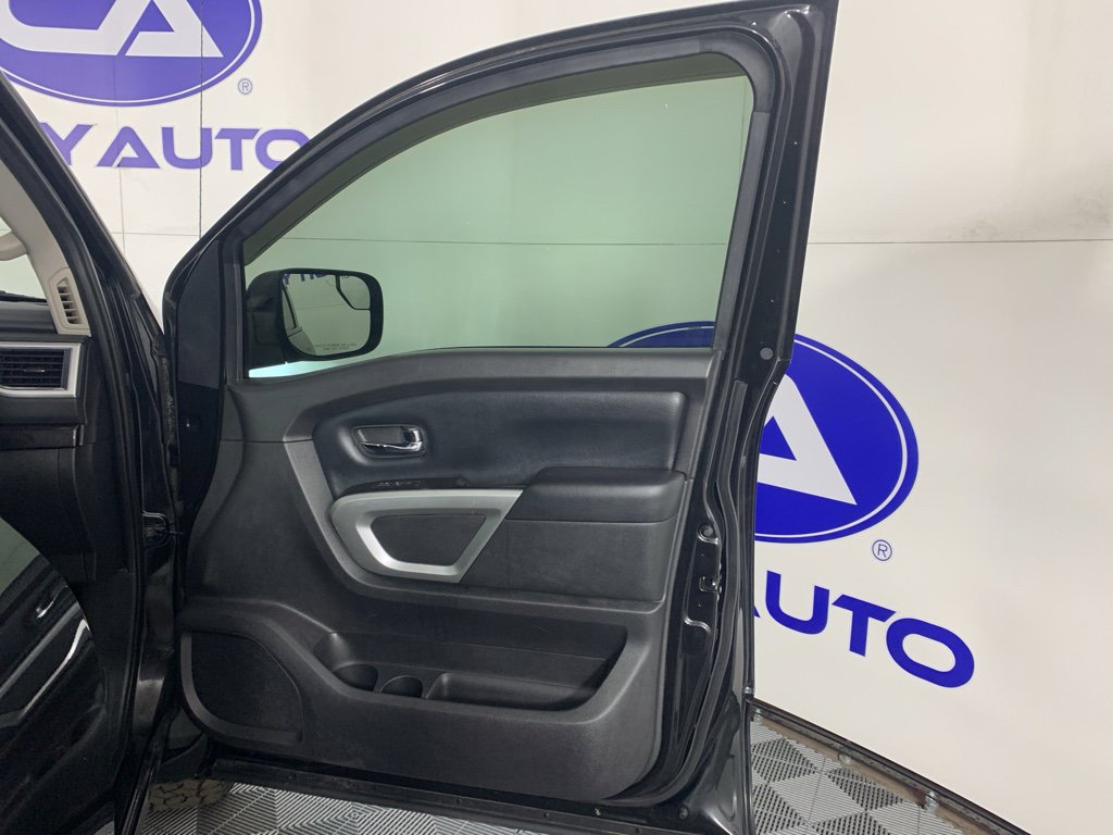 Used 2017 Nissan Titan SV image 38