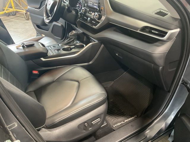 Used 2020 Toyota Highlander XLE AWD/4WD image 21