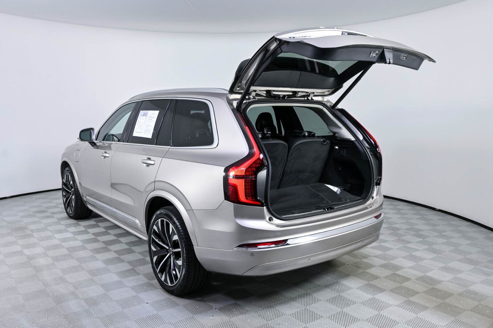 Certified 2025 Volvo XC90 T8 Core AWD/4WD image 32