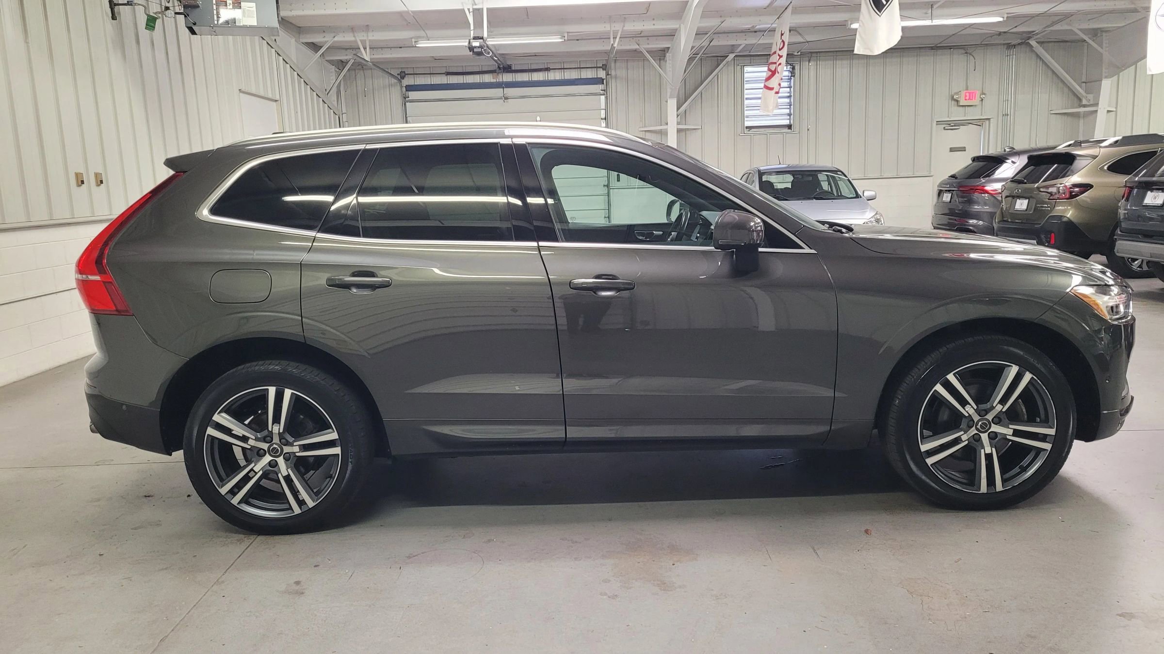 Used 2018 Volvo XC60 T5 Momentum w/ Vision Package image 9