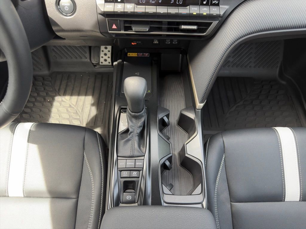 Used 2025 Toyota Camry SE w/ Convenience Package AWD/4WD image 2