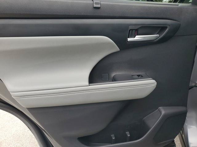 Used 2025 Toyota Highlander XLE FWD image 22
