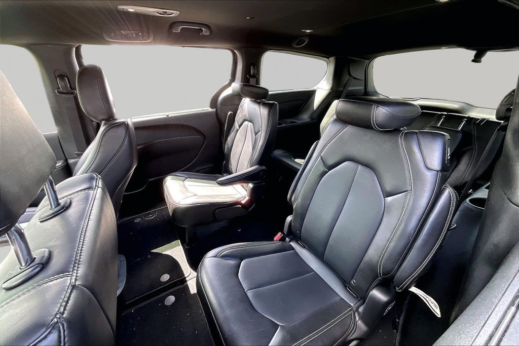 Used 2025 Chrysler Pacifica Select FWD image 14