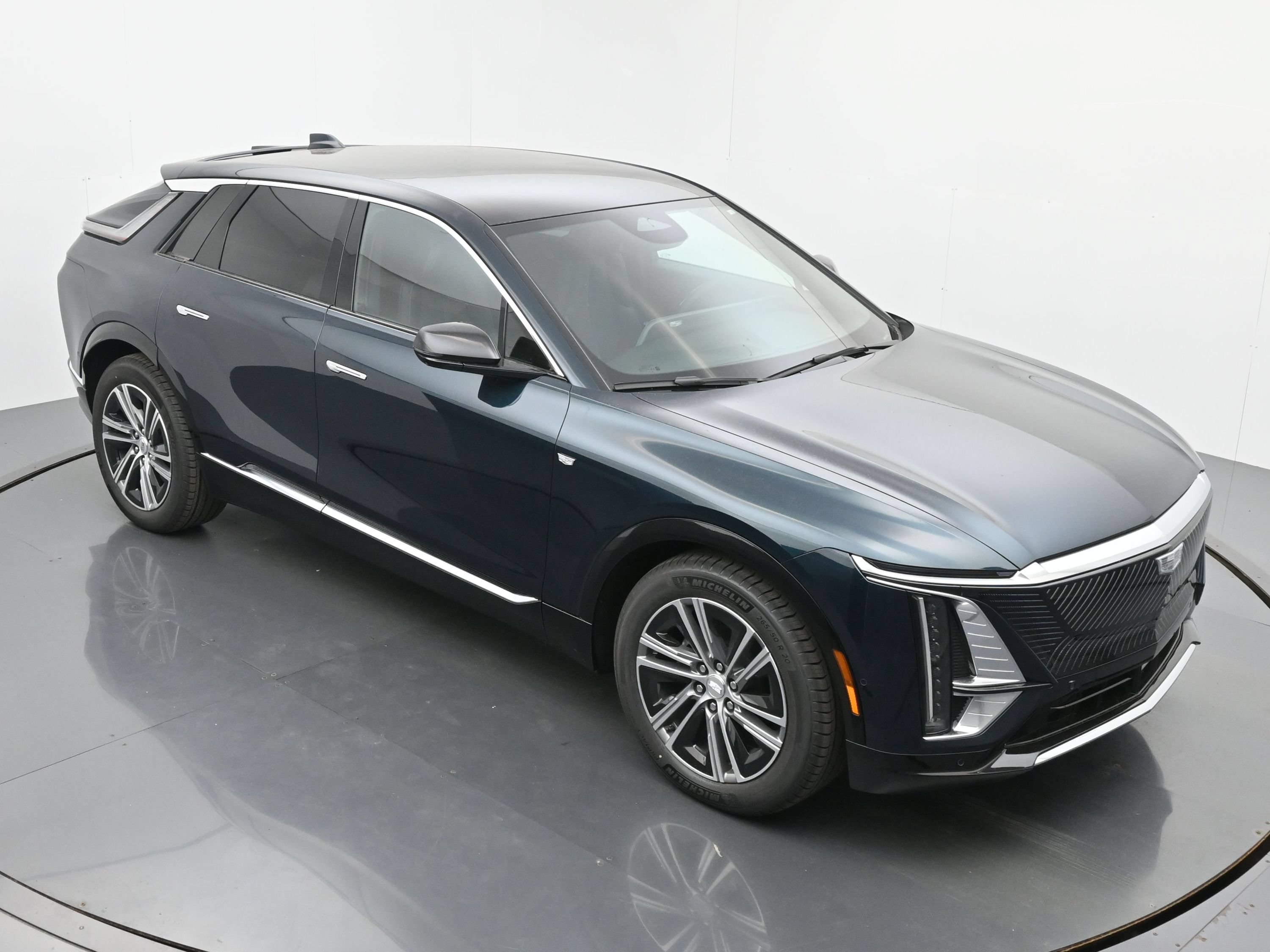New 2026 Cadillac Lyriq Luxury w/ LPO, Floor Liner Package AWD/4WD image 29