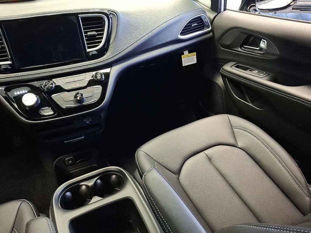 New 2026 Chrysler Pacifica Select image 13