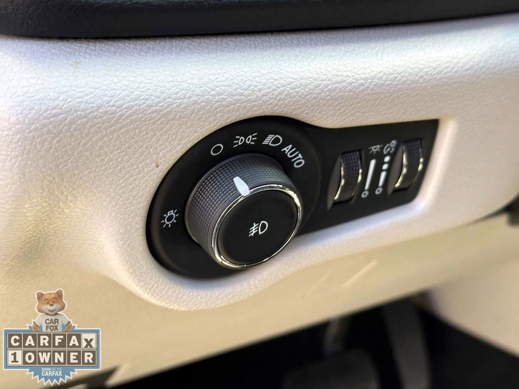 Used 2023 Chrysler Pacifica Touring-L image 24