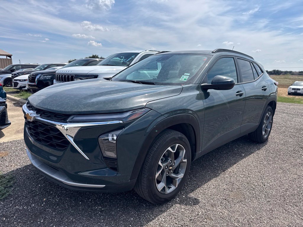 Used 2025 Chevrolet Trax LT FWD image 1