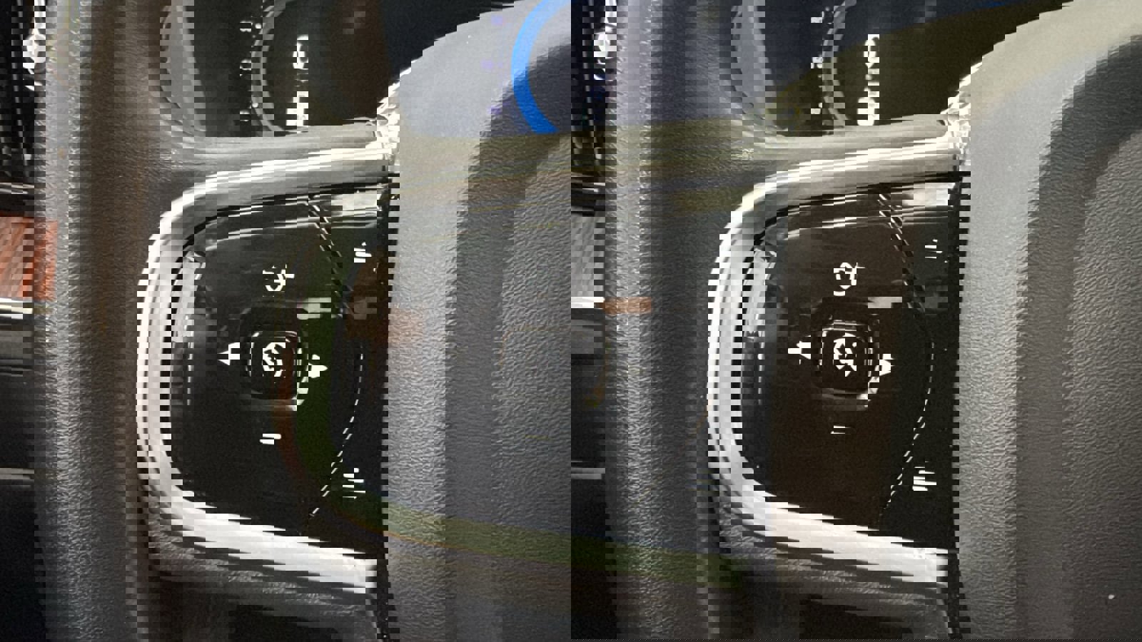 Certified 2023 Volvo XC60 B5 Ultimate w/ Climate Package image 13