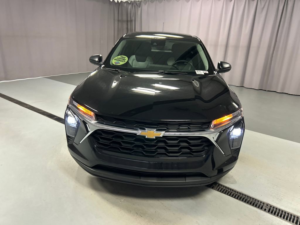 Used 2025 Chevrolet Trax LS FWD image 2