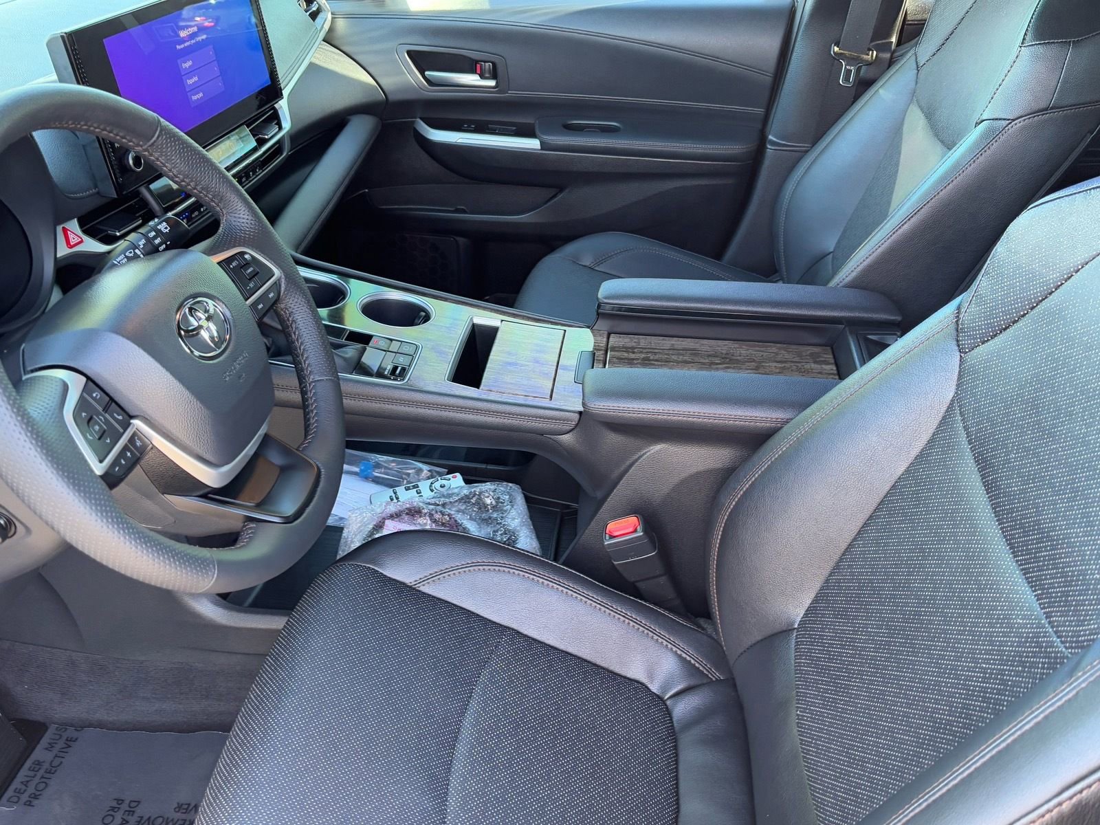 Used 2025 Toyota Sienna Limited image 19