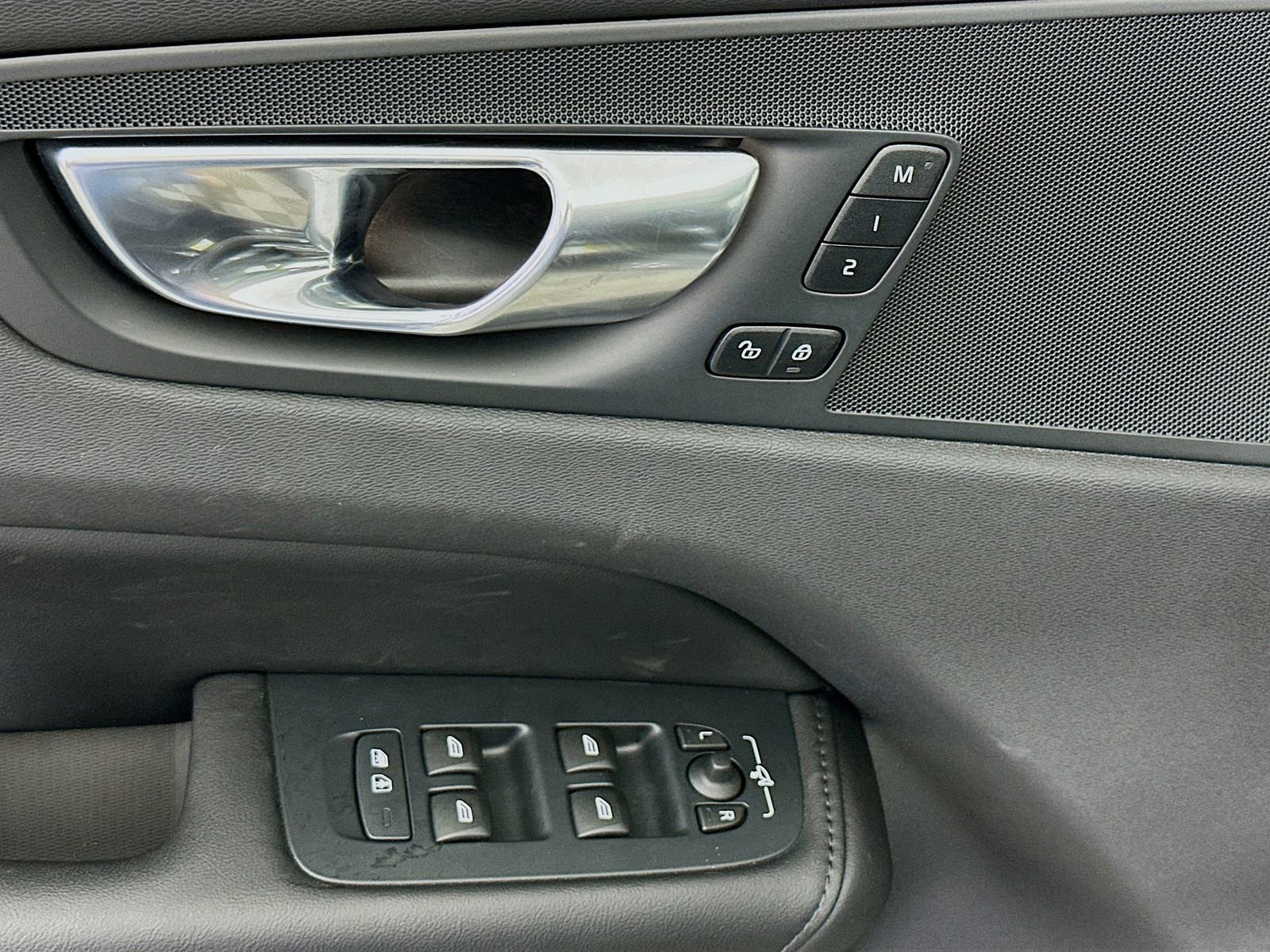 Used 2025 Volvo XC60 B5 Plus image 18