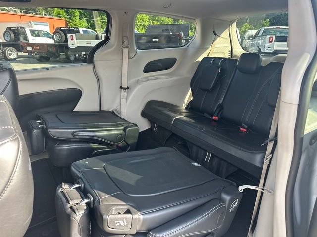 Used 2024 Chrysler Pacifica Touring-L FWD image 11