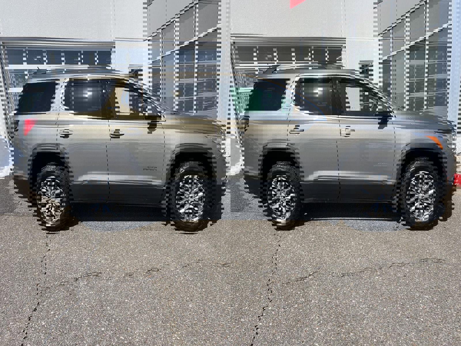 Used 2019 GMC Acadia SLE w/ Driver Alert Package I image 10