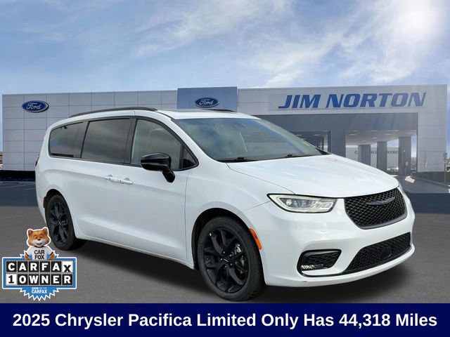 Used 2025 Chrysler Pacifica Limited image 1