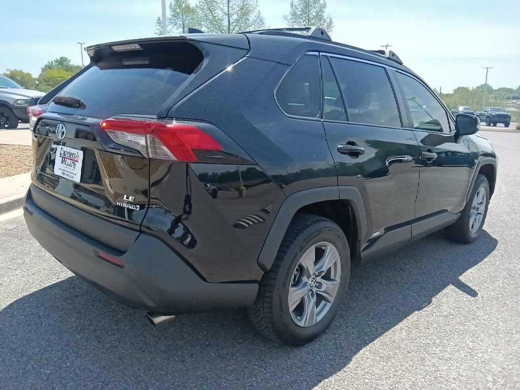 Used 2022 Toyota RAV4 LE AWD/4WD image 3