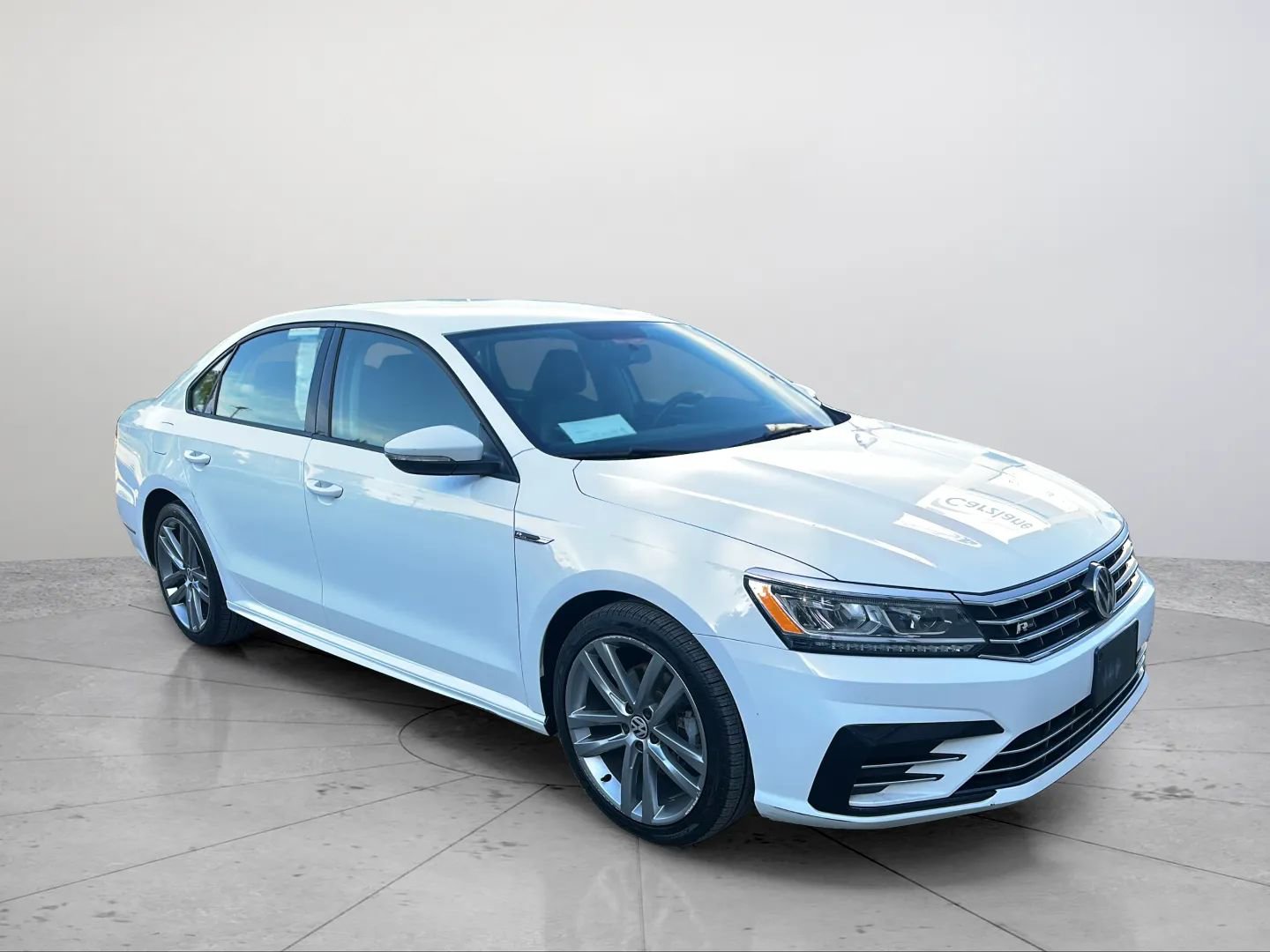 Used 2018 Volkswagen Passat 2.0T R-Line w/ R-Line Lighting Package FWD image 11