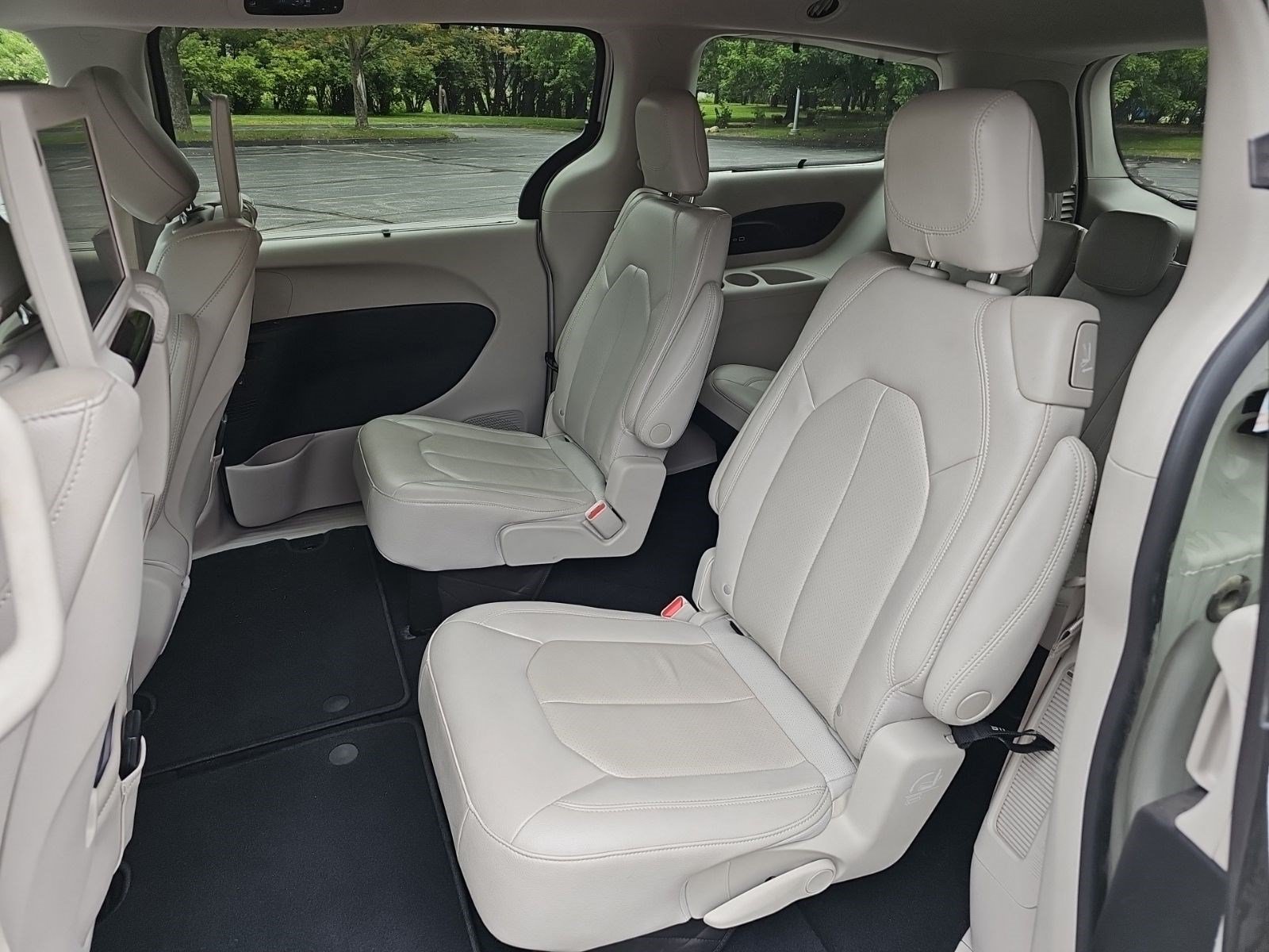 Used 2021 Chrysler Pacifica Touring-L w/ Uconnect Theater Family Group FWD image 18