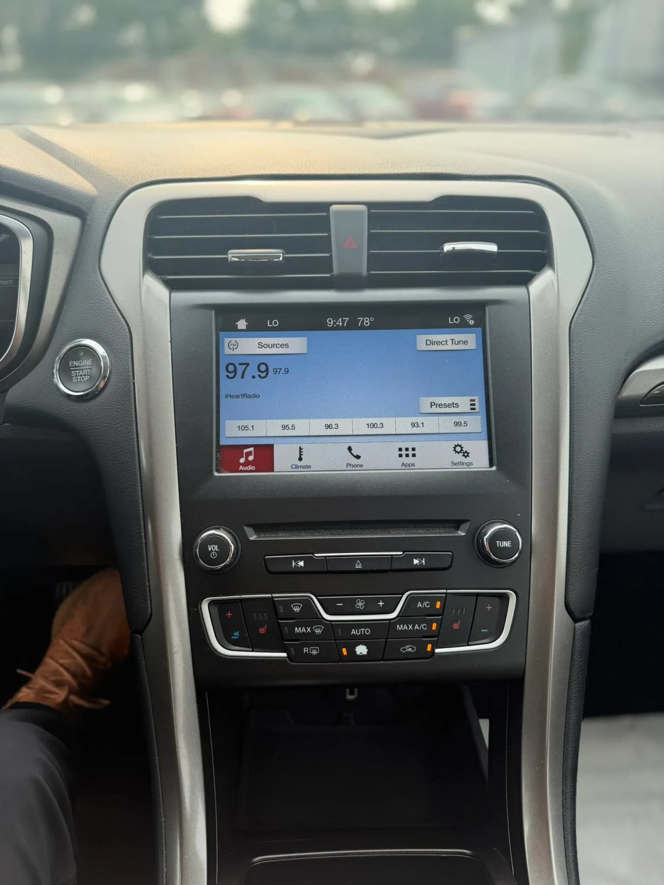 Used 2017 Ford Fusion SE w/ Fusion SE Technology Package FWD image 14