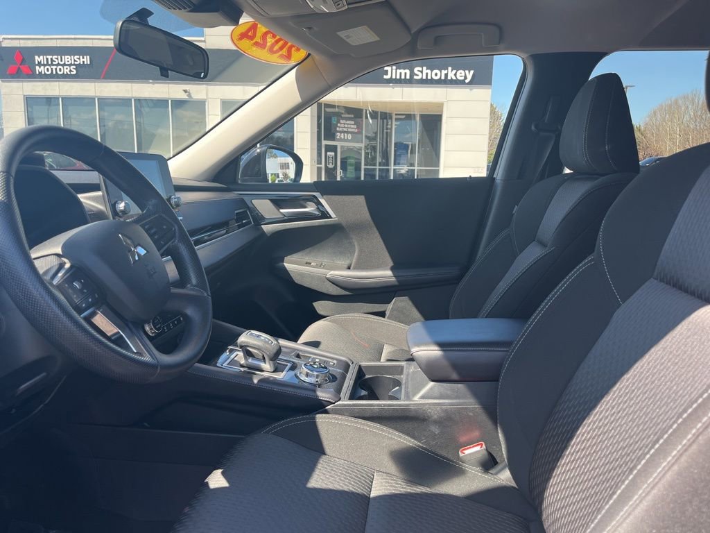 Used 2024 Mitsubishi Outlander ES image 12