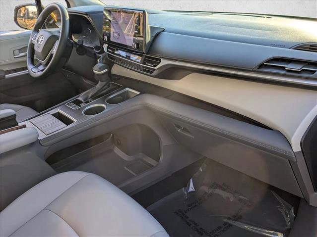 Used 2021 Toyota Sienna XLE image 22