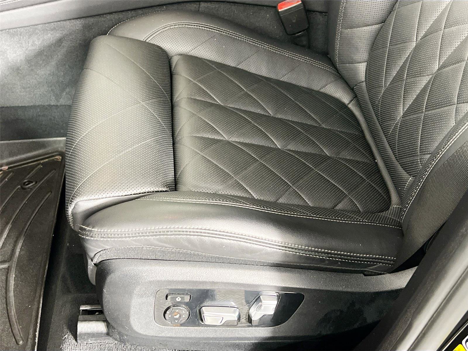 Certified 2023 BMW X7 xDrive40i w/ Executive Package image 19