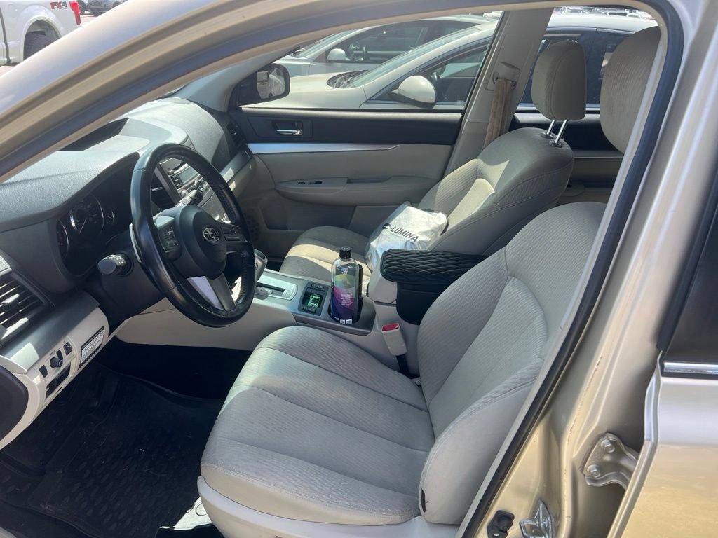 Used 2010 Subaru Outback 2.5i Premium AWD/4WD image 2
