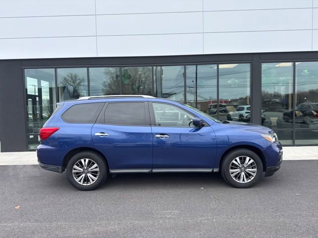 Used 2019 Nissan Pathfinder SV image 2