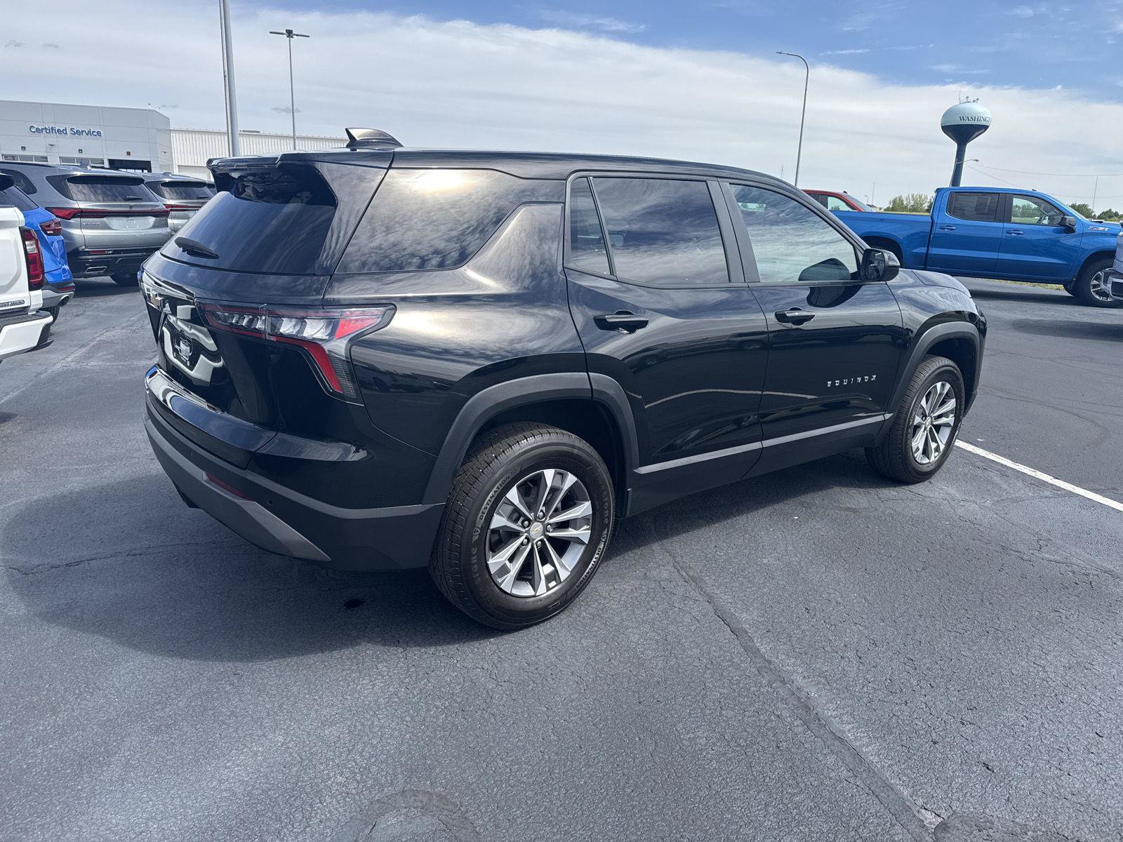 Used 2025 Chevrolet Equinox LT FWD image 2