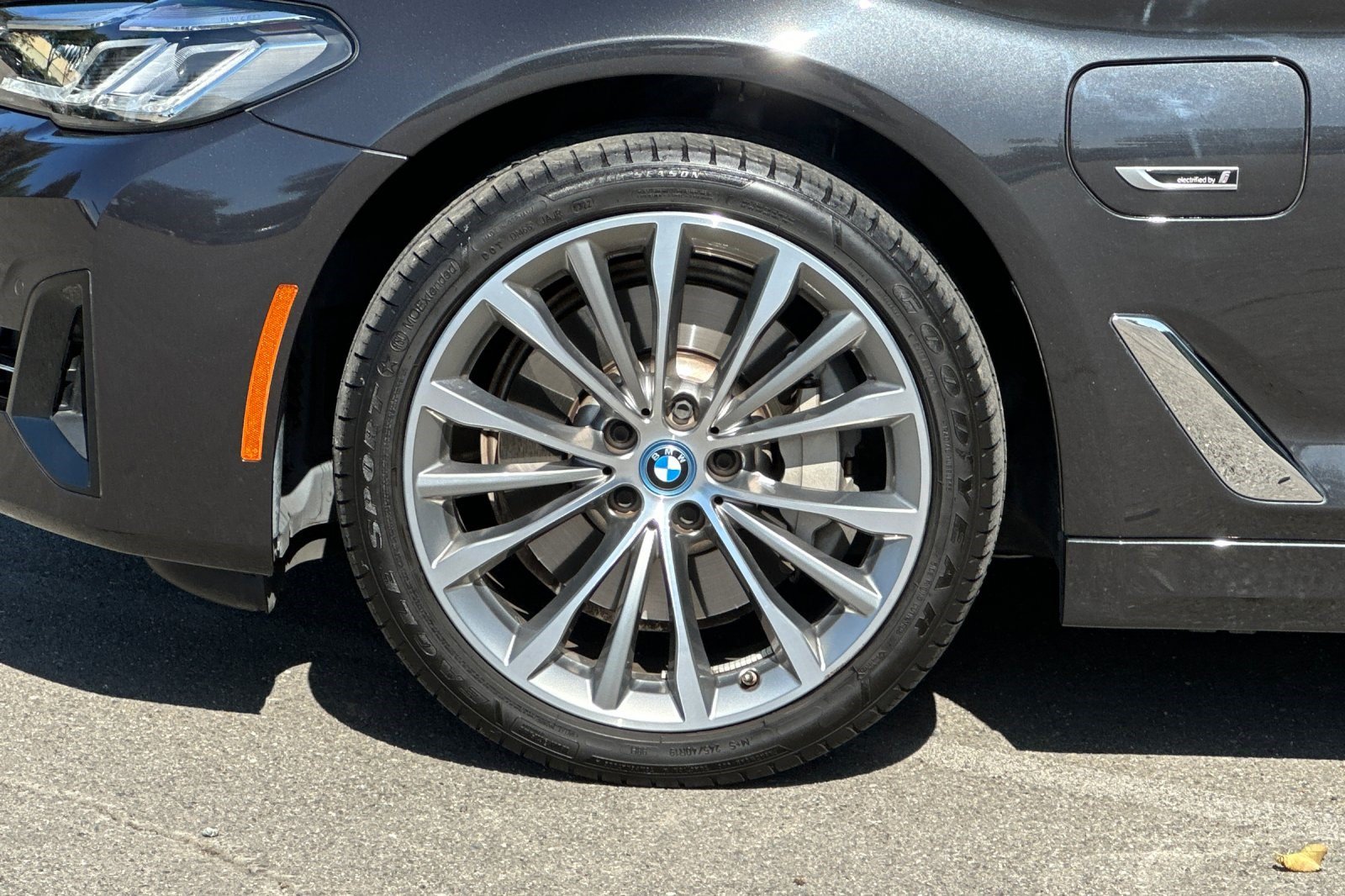 Used 2023 BMW 530e w/ Premium Package RWD image 38