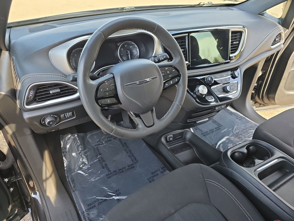 Used 2024 Chrysler Pacifica Touring FWD image 17