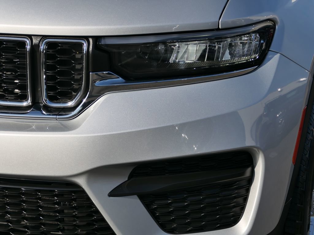 Used 2025 Jeep Grand Cherokee Laredo X w/ Luxury Tech Group I image 8