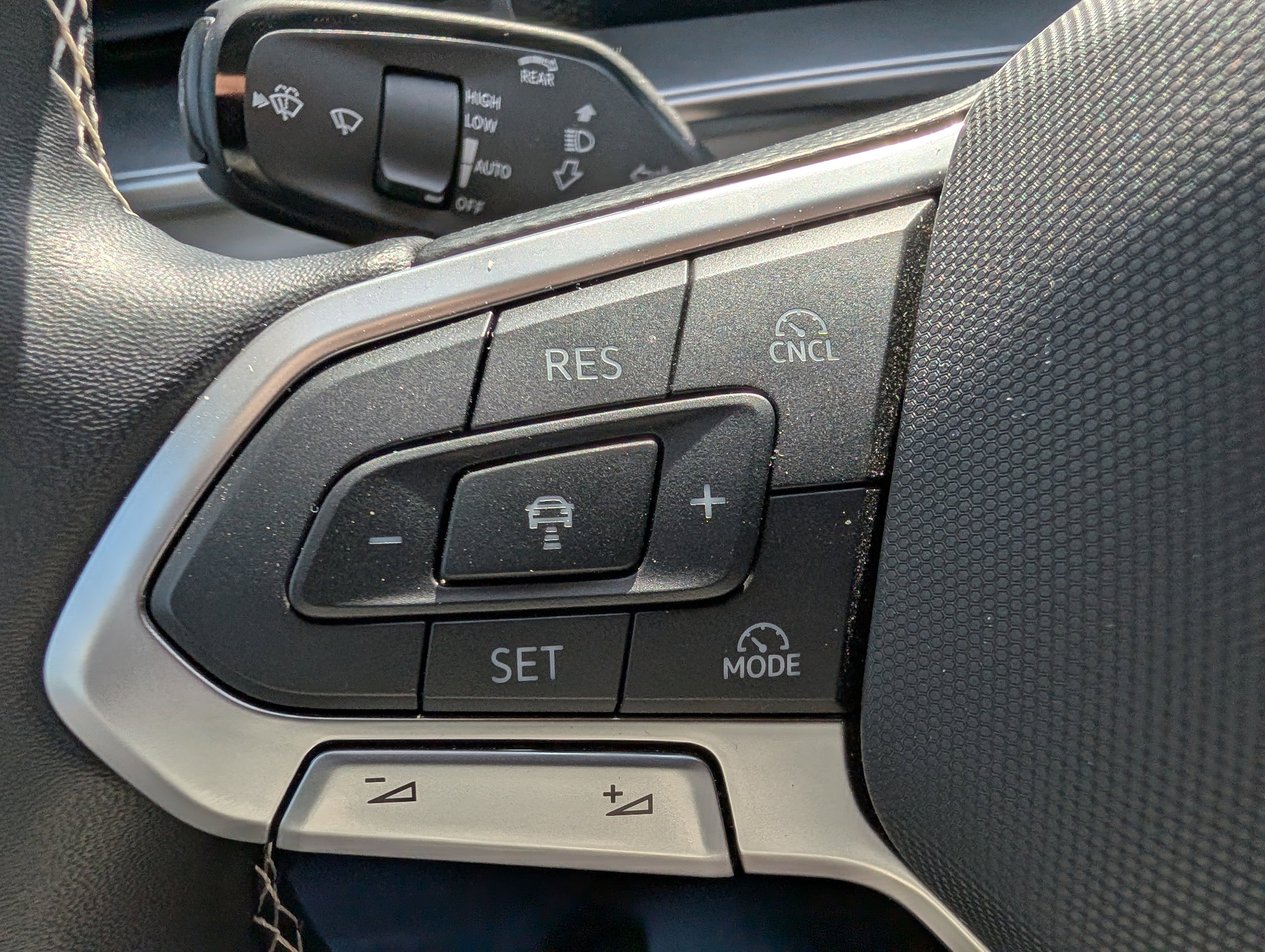 Certified 2025 Volkswagen Tiguan SE image 24