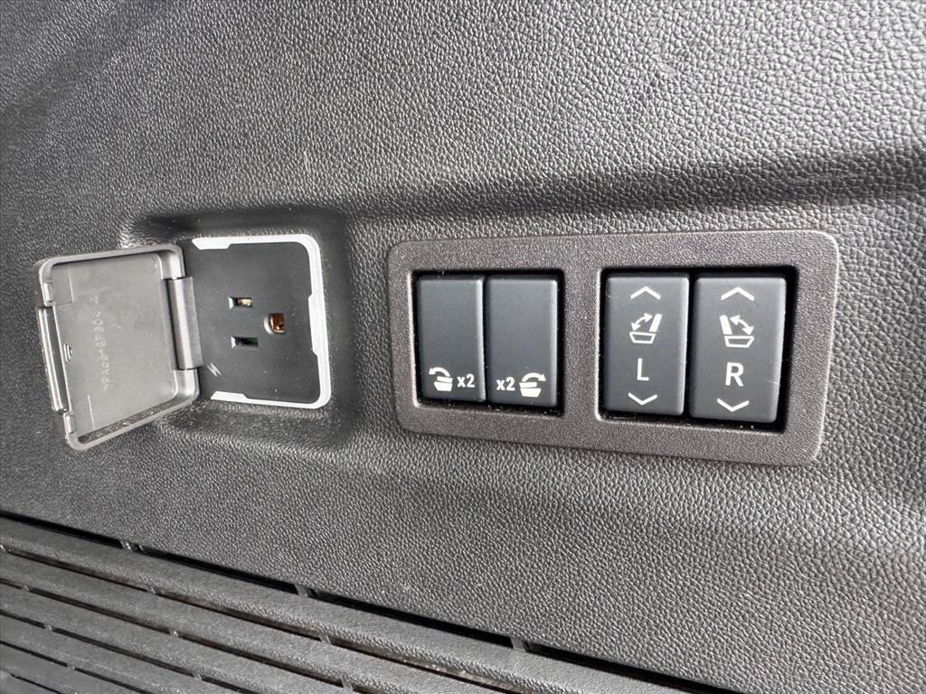 Used 2025 Chevrolet Suburban High Country AWD/4WD image 11